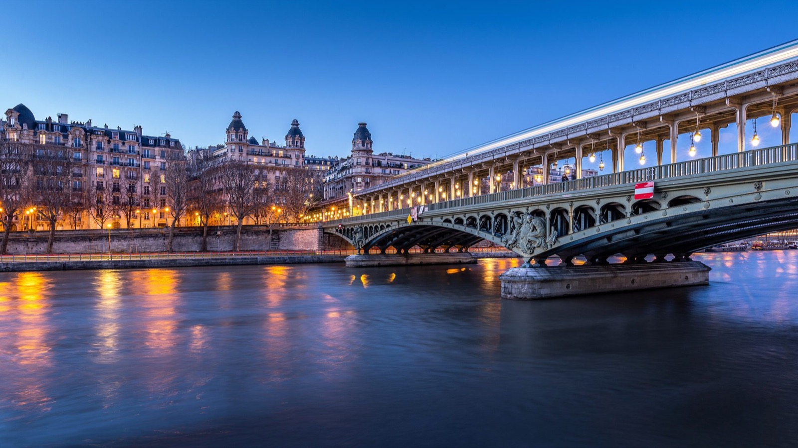 Le pont de Bir-Hakeim illuminé à l'heure bleue, au bord de la Seine à Paris