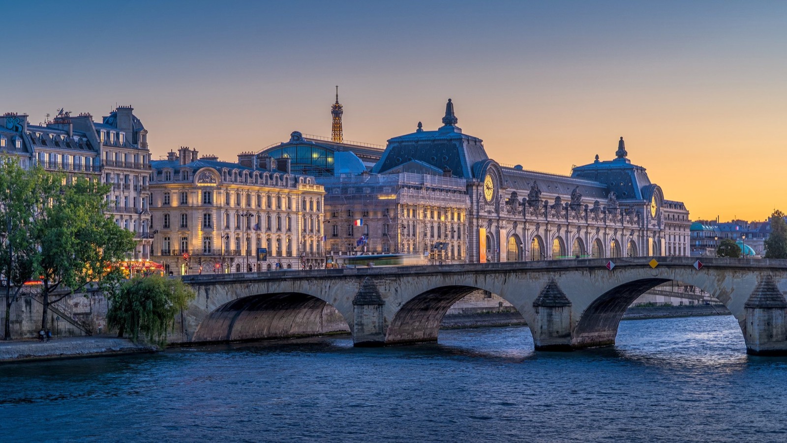 Le pont Royal et le musée d'Orsay au crépuscule, à Paris