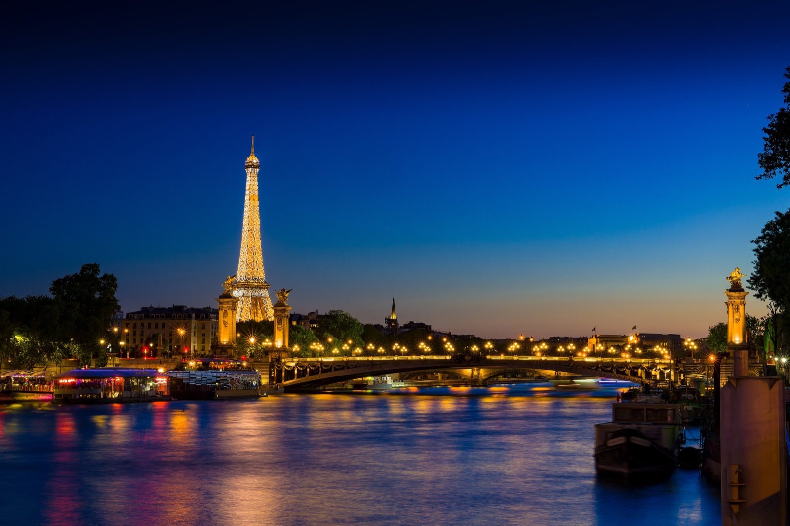 La Seine et la tour Eiffel à l'heure bleue