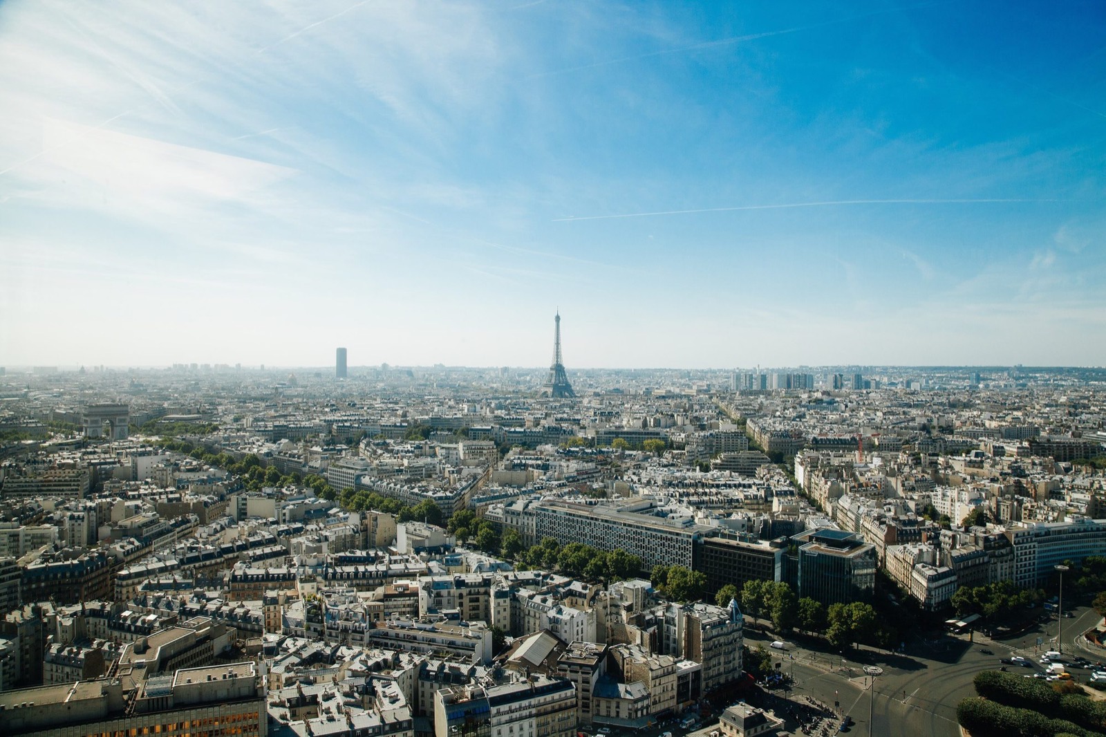 Les toits de Paris vus du ciel, la tour Eiffel à l'horizon