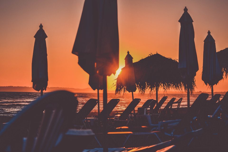 Illustration du thème bien-être : des parasols au coucher du soleil
