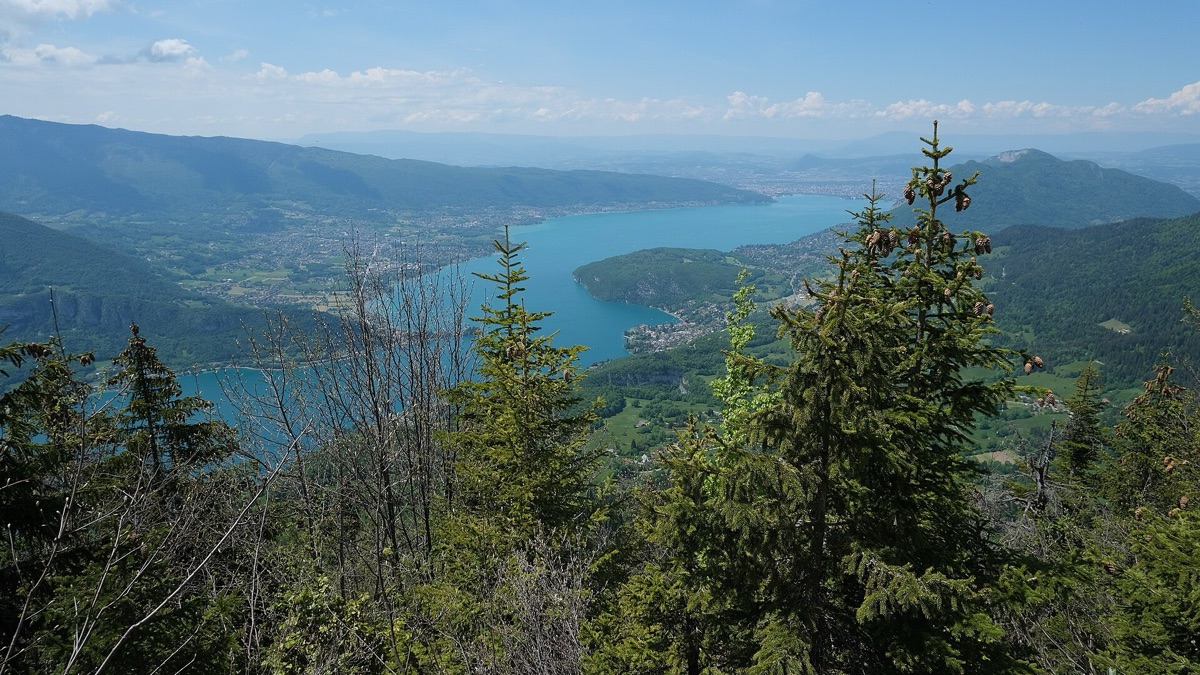 Le lac d'Annecy vu du Rocher du Roux, entre montagnes et rives urbanisées