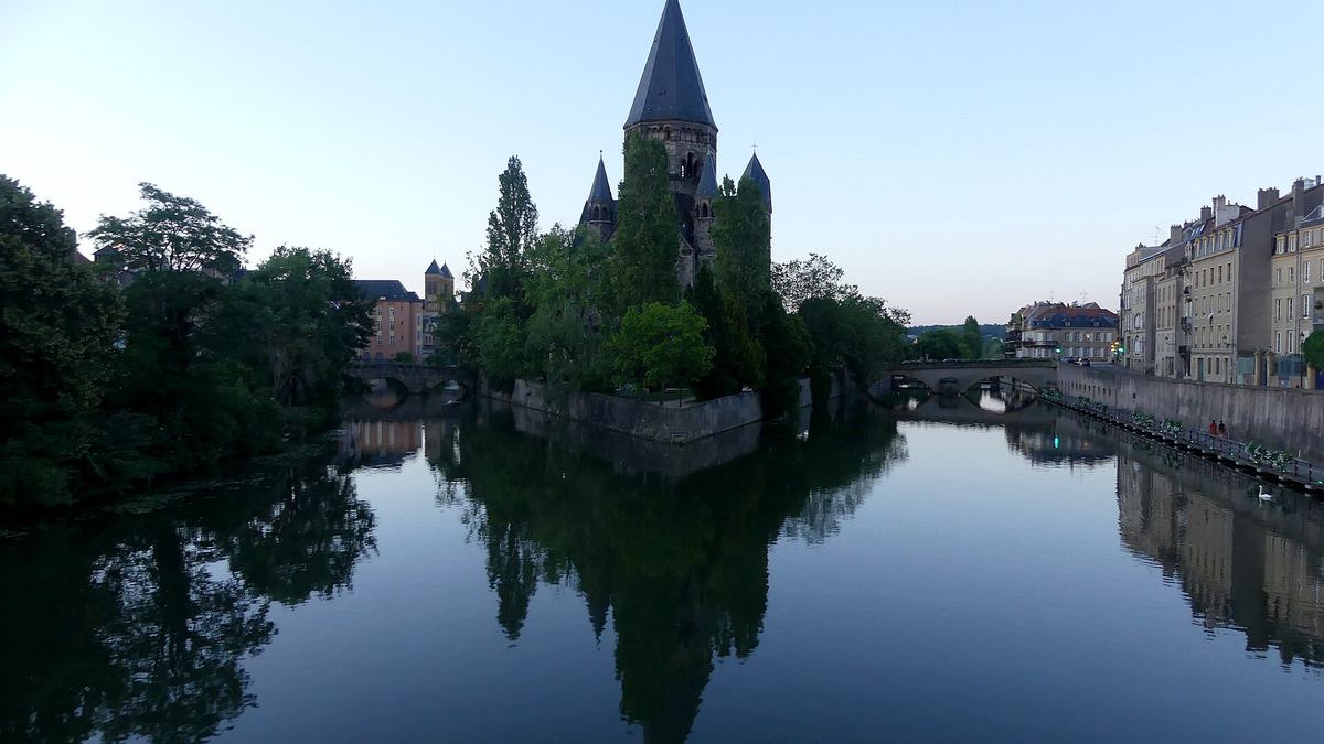 Le Temple Neuf de Metz au crépuscule, reflété dans la Moselle