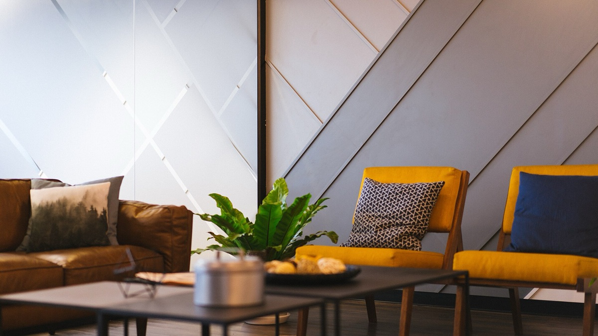 Salle de réunion d'entreprise avec fauteuils et table basse