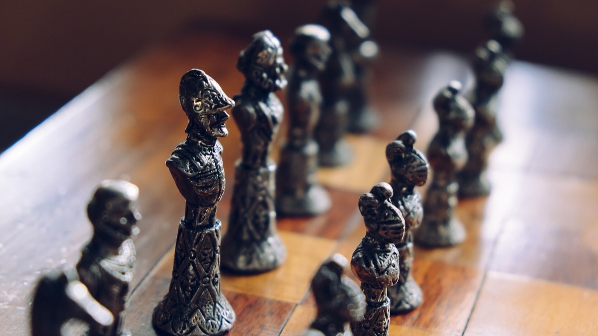 Pièces d'échecs anciennes sur un échiquier en bois